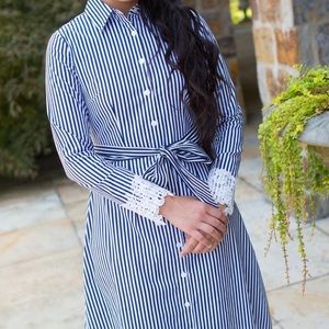 Dainty Jewells Park Avenue Promenade Dress with pockets and tie. Size medium.